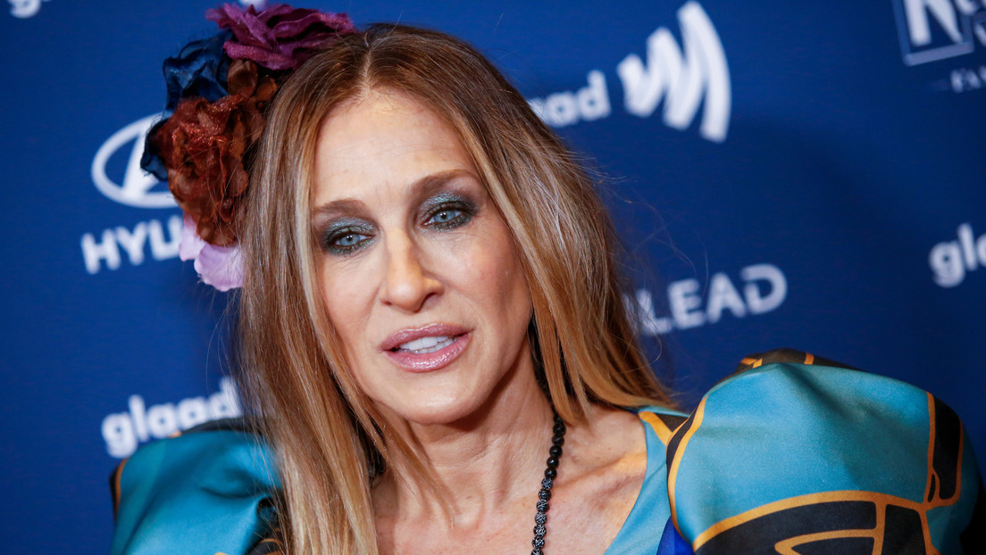 "Es como si la gente casi disfrutara de que nos duela lo que somos hoy en día": Sarah Jessica Parker responde a críticas sobre sus canas y arrugas