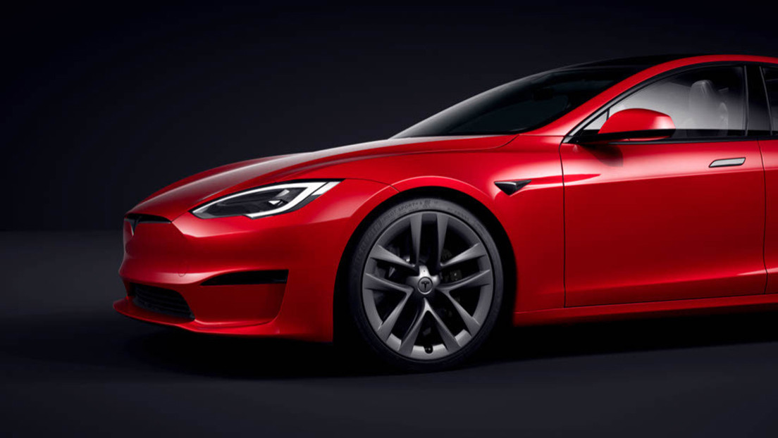 Un Tesla Model S Plaid 'ridiculiza' en una carrera a dos de los coches a gasolina más rápidos (VIDEO)