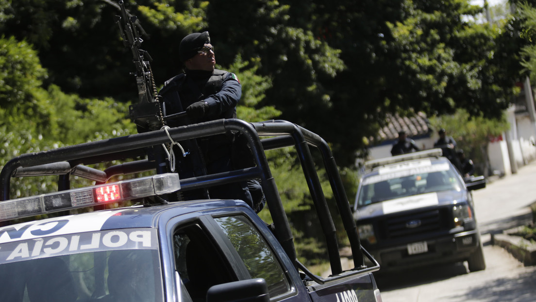 VIDEO: Captan a policías mexicanos organizando carreras clandestinas en patrullas