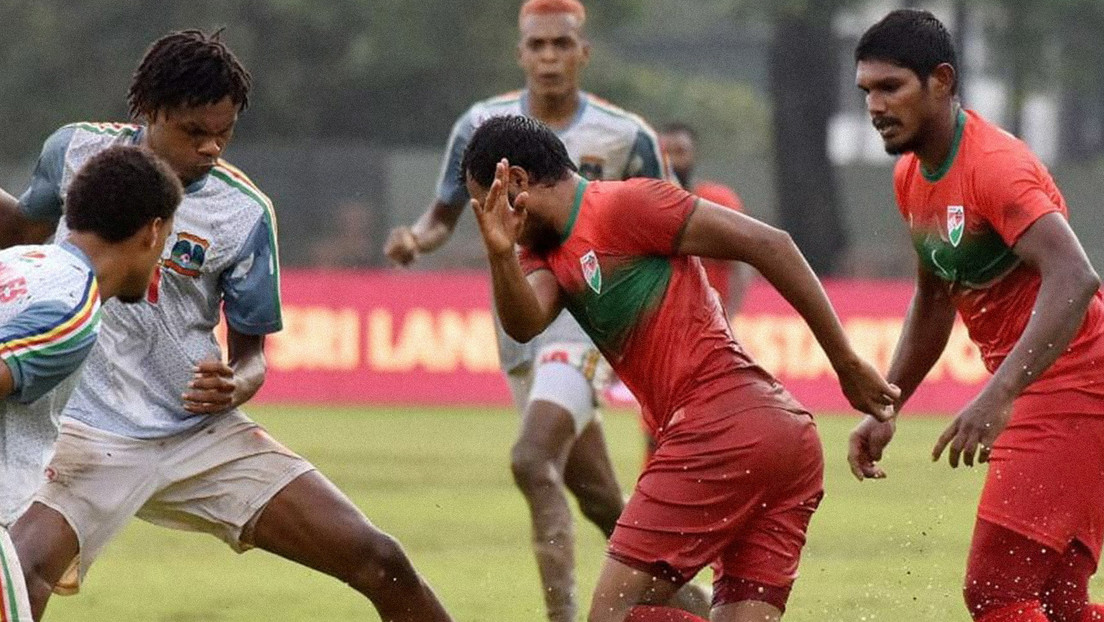 VIDEO: El ministro de Deportes de Maldivas noquea a un rival durante un partido de fútbol profesional y consigue la roja directa