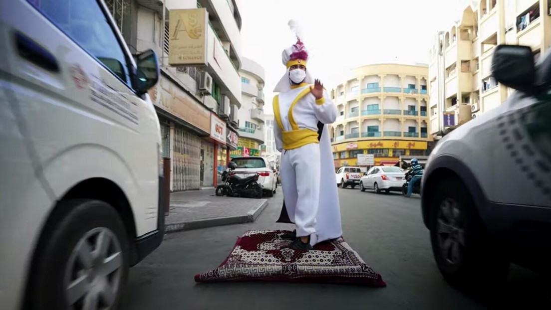 Un joven disfrazado de Aladdín 'vuela' en su alfombra mágica por las calles de Dubái (VIDEO)