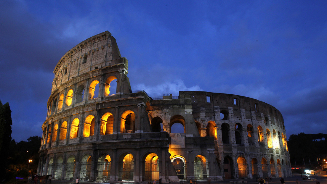Dos turistas son multados con 900 dólares por colarse en el Coliseo de Roma para beber cerveza