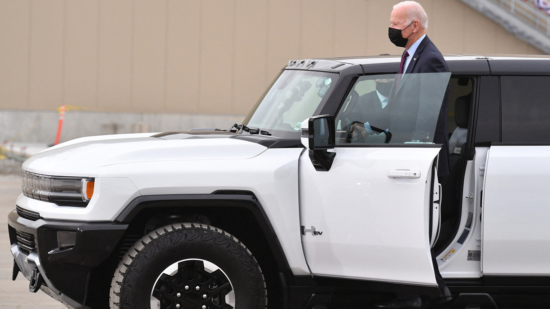 VIDEO: Biden hace rechinar los neumáticos de una Hummer eléctrica durante su visita a una nueva fábrica de General Motors