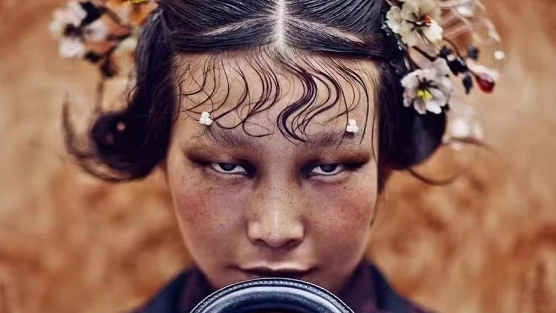 "¿Es esta la mujer asiática a los ojos de Dior?": Polémica en China por una foto presentada en una exposición de la casa de moda francesa