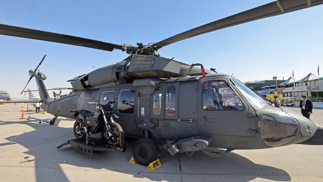 FOTO: Un helicóptero Black Hawk con motocicletas eléctricas montadas fuera del fuselaje es demostrado en el salón Dubai Airshow 2021