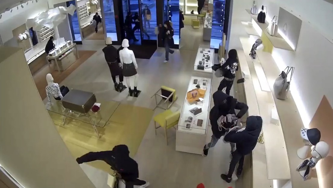 Un local de Louis Vuitton de EE.UU. sufre un 'robo relámpago' multitudinario por valor de más de 100.000 dólares en bolsos (VIDEO)