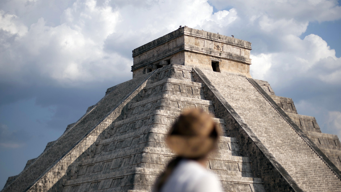 VIDEO: Un perro contempla el paisaje desde lo alto de un templo maya de Chichén Itzá y se viraliza en la red