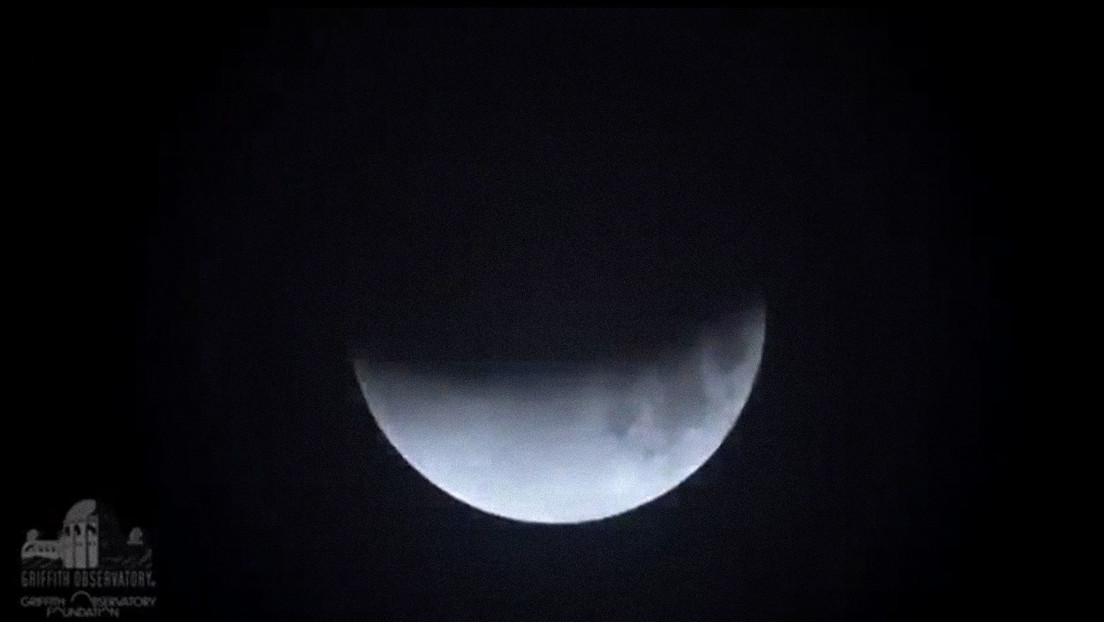 VIDEO: Un 'time-lapse' muestra el eclipse lunar más largo del siglo en solo un minuto