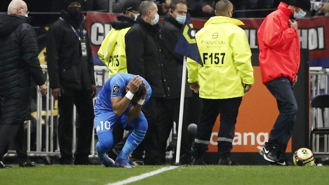 Un futbolista del Olympique de Marsella recibe un botellazo en la cabeza mientras cobra un tiro de esquina (VIDEO)