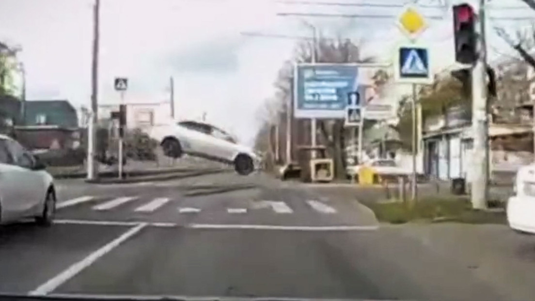 VIDEO: El salto de un auto sobre las rieles de tranvía en una ciudad rusa se hace viral en la Red