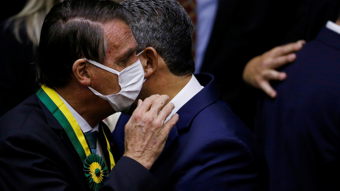 Bolsonaro recibe una medalla en la Cámara de Diputados de Brasil en medio de gritos de "genocida" y "mito"