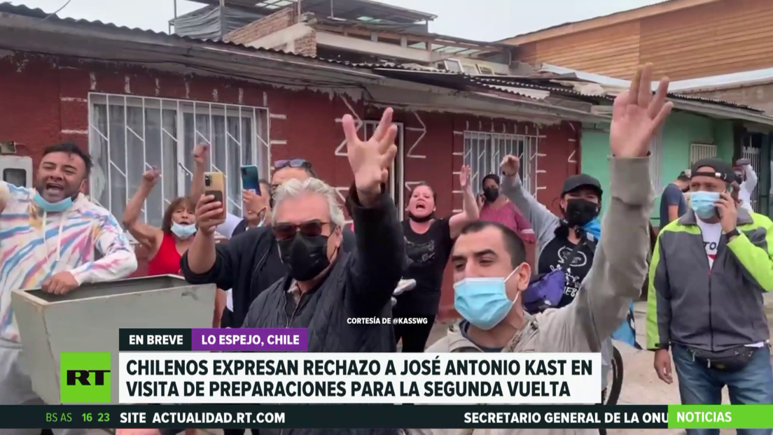Chilenos expresan rechazo al candidato a la presidencia José Antonio Kast durante un acto de campaña