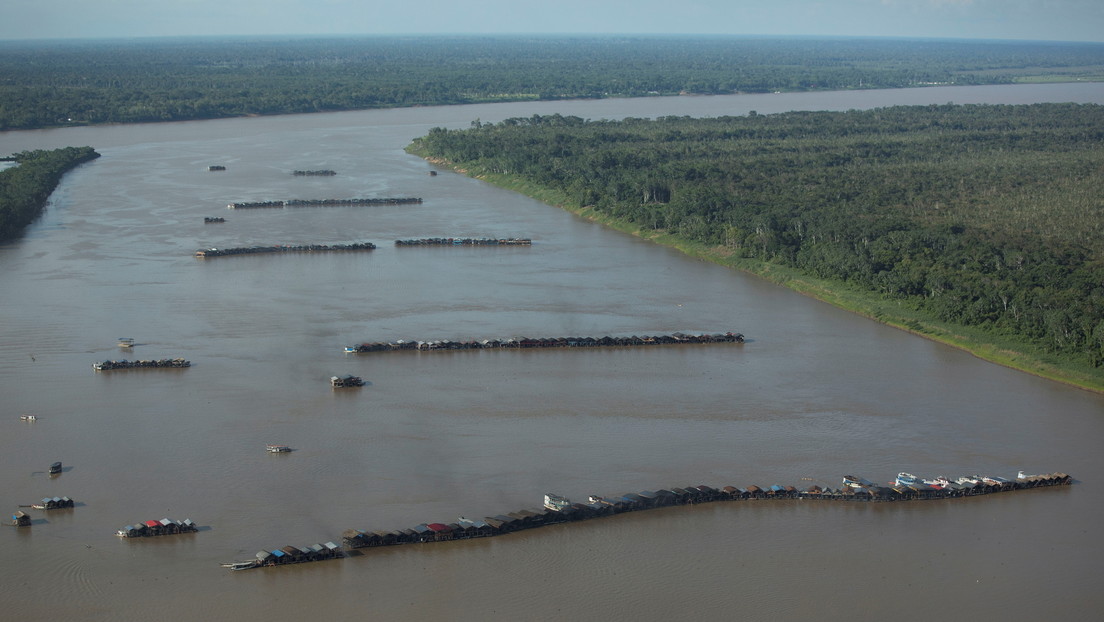 Cientos de mineros ilegales buscan oro en un importante afluente del río Amazonas