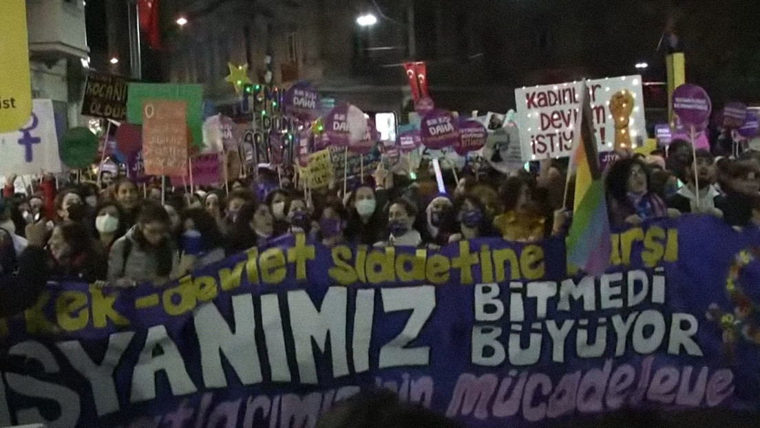 VIDEO: Activistas por los derechos de las mujeres se manifiestan en Estambul