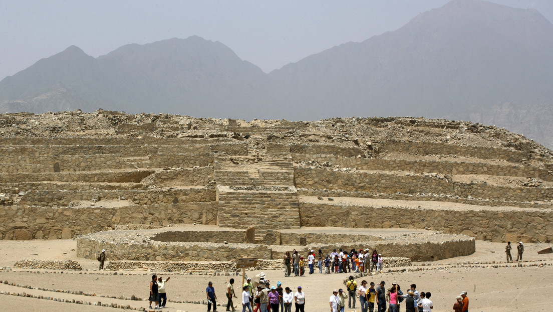 FOTO: Hallan en Perú la construcción de adobe más antigua de América