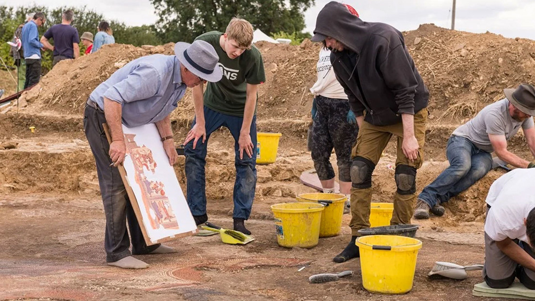 Descubren un "raro" mosaico romano enterrado en el campo de un agricultor en el Reino Unido