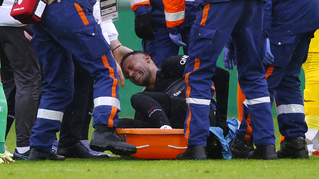 VIDEO, FOTOS: Neymar rompe en llanto tras una fuerte lesión en el tobillo