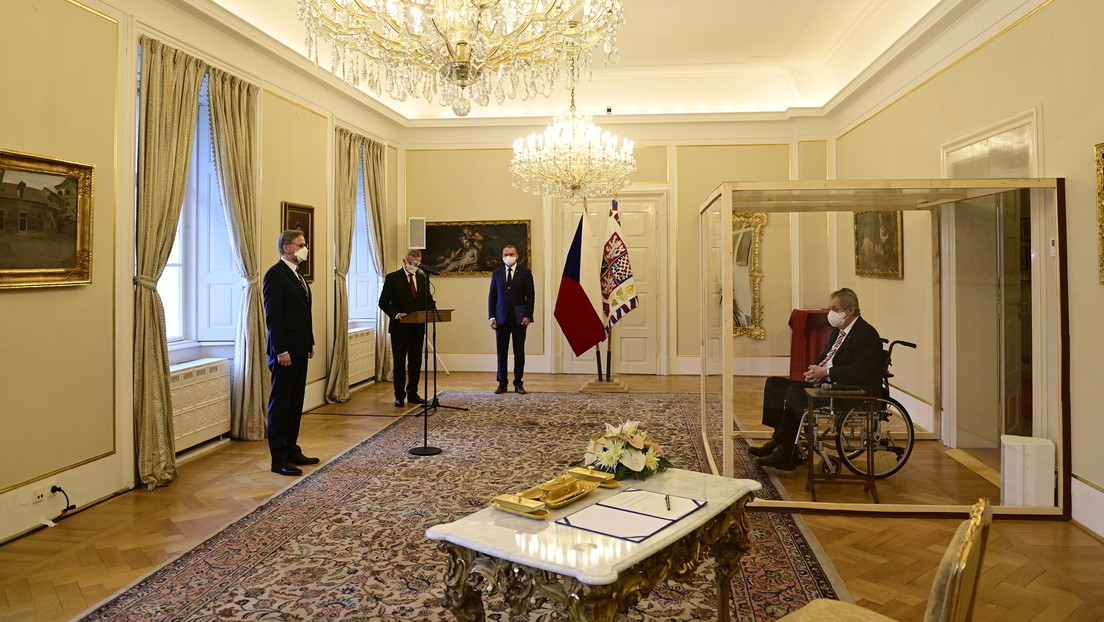El presidente checo nombra al nuevo primer ministro, aislado en un cubículo trasparente