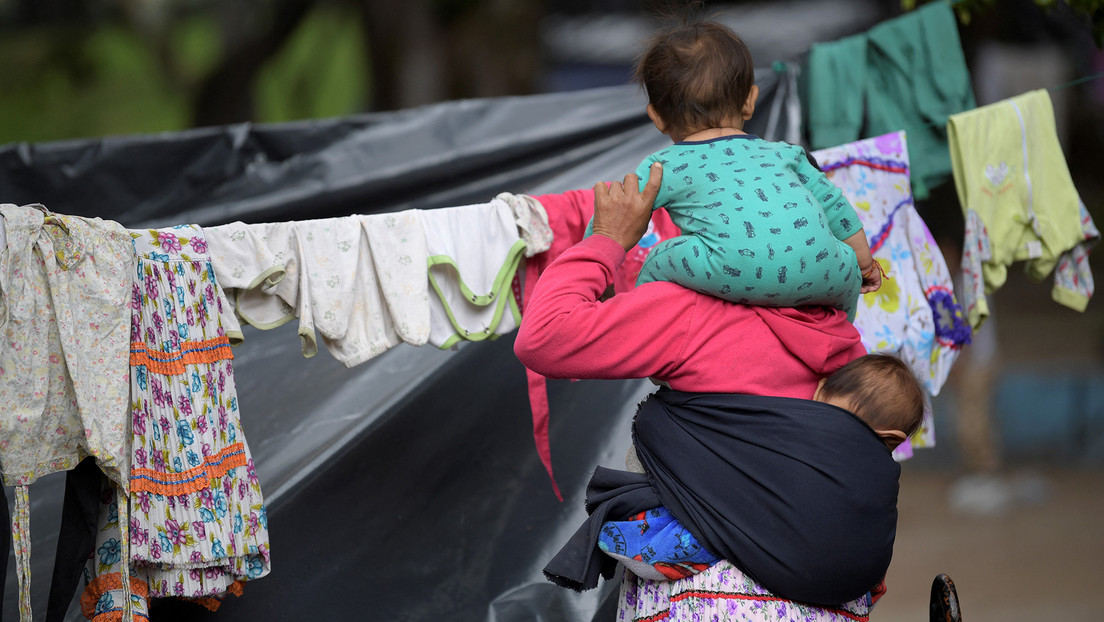 Polémica en Colombia tras la muerte de un niño indígena por falta de atención médica en un campamento de desplazados en Bogotá