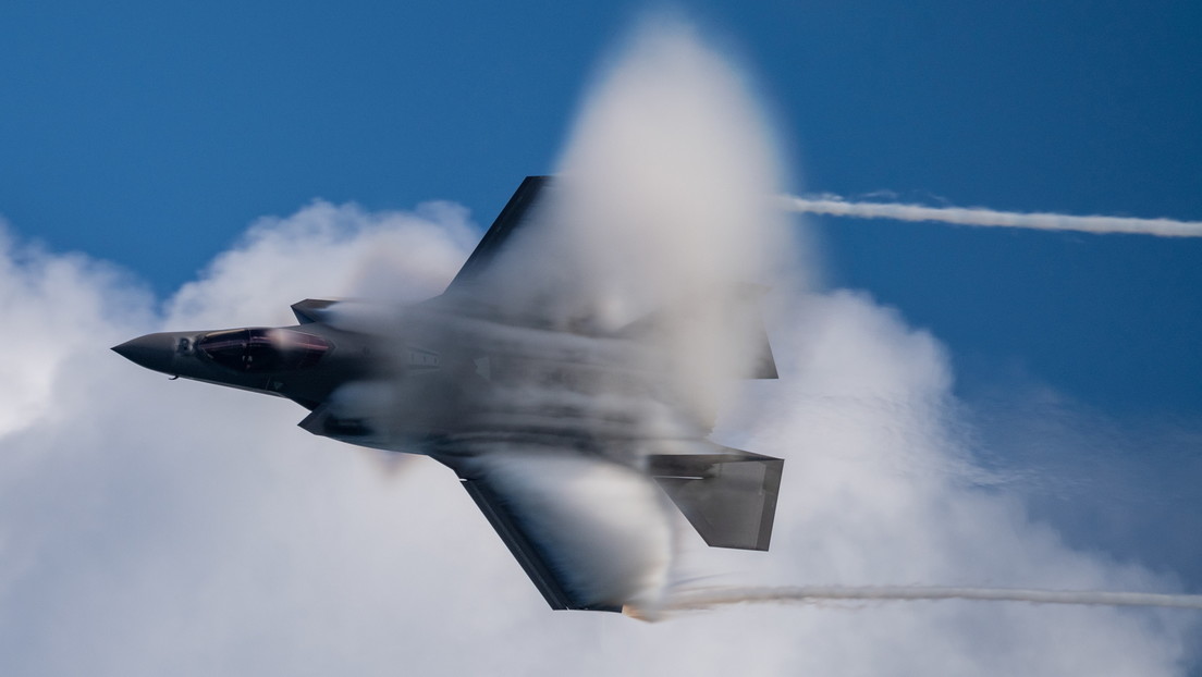 Filtran un video que mostraría cómo un F-35 británico se estrella en el Mediterráneo tras un despegue fallido desde el portaviones HMS Queen Elizabeth