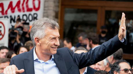 Macri le arrebata el micrófono a un periodista antes de la audiencia por espionaje ilegal y luego se disculpa (VIDEO)
