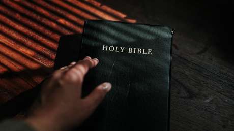 Pareja británica descubre con un detector de metales una Biblia de oro en miniatura del siglo XV "excepcionalmente única"