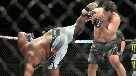 VIDEO: Peso pesado de la UFC propina una gran patada giratoria, vence por nocaut y pide al público aplaudir a su rival antes de despedirse bailando