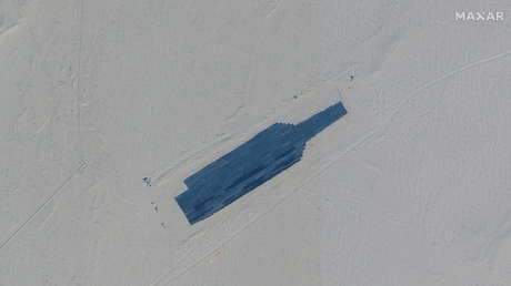 China despliega en el desierto maquetas gigantes de un portaaviones y de buques de EE.UU. como blancos de sus misiles balísticos