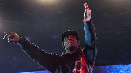 Se viraliza un antiguo video en el que Travis Scott detiene un concierto cuando alguien trata de robar su zapato (y las redes no perdonan)