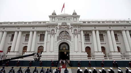 El Congreso de Perú decide interpelar al ministro de Defensa, acusado por presuntos ascensos irregulares en el Ejército