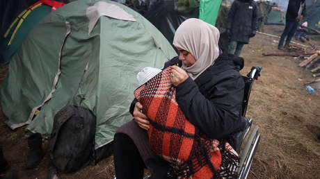 Bielorrusia instala carpas  para los refugiados cerca de la frontera con Polonia y brinda alimentos y ayuda médica a mujeres y niños