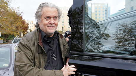 El exasesor de Trump, Steve Bannon, se entrega a las autoridades y es puesto bajo custodia por cargos de desacato al Congreso