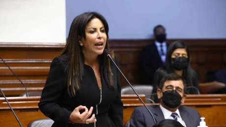 Una congresista de Perú presenta una moción de vacancia contra el presidente Castillo y otros bloques piden respetar el voto popular