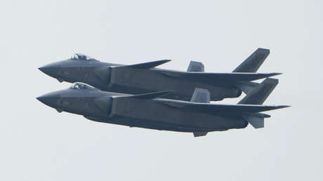 China evalúa realizar operaciones coordinadas de sus cazas más avanzados J-20 y drones para aumentar su capacidad de combate, según medios estatales
