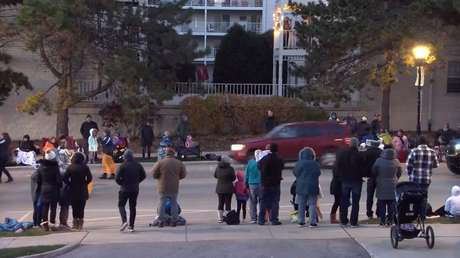 5 muertos y más de 40 heridos luego de que un todoterreno arrollara a los participantes de un desfile de Navidad en Wisconsin