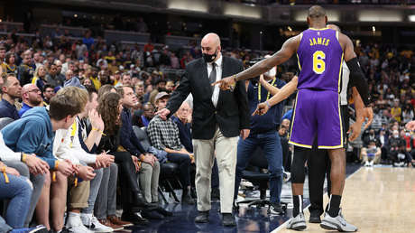 VIDEO: LeBron James hace que expulsen a dos espectadores durante un partido de la NBA