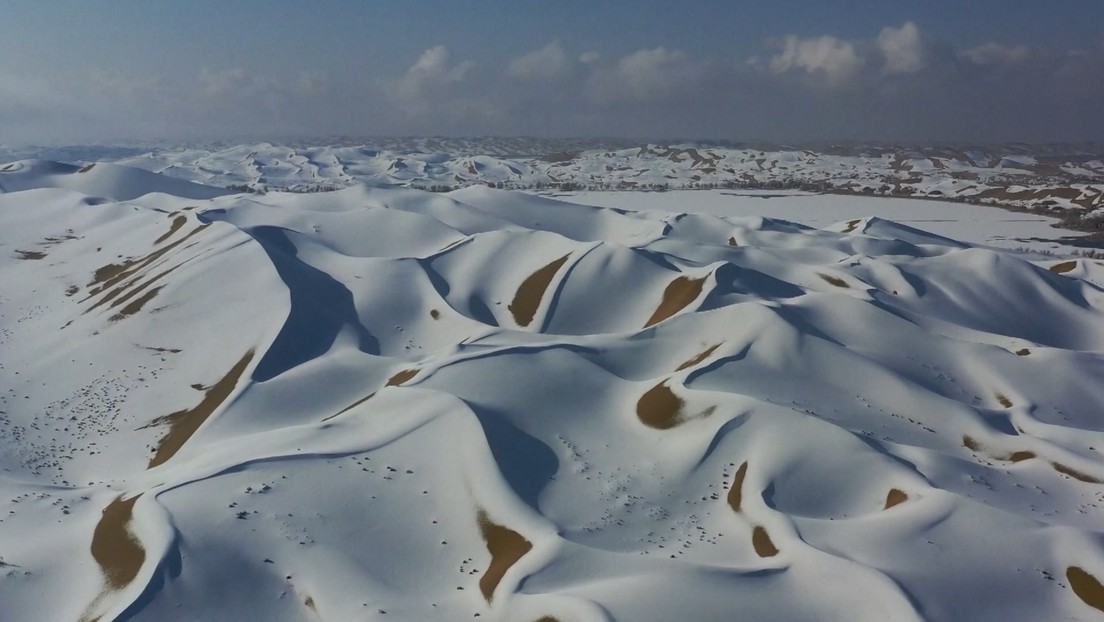 VIDEO: Inusual nevada convierte un desierto chino en una fantasía invernal