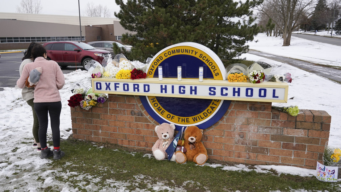Identifican al autor del tiroteo en una escuela secundaria en Míchigan y le presentan cargos por terrorismo y asesinato