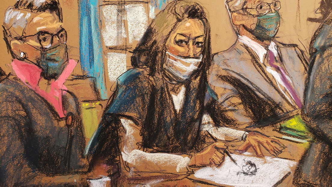 Captan a Ghislaine Maxwell, expareja de Epstein, haciendo sus propios bocetos de los dibujantes de la corte durante una audiencia judicial