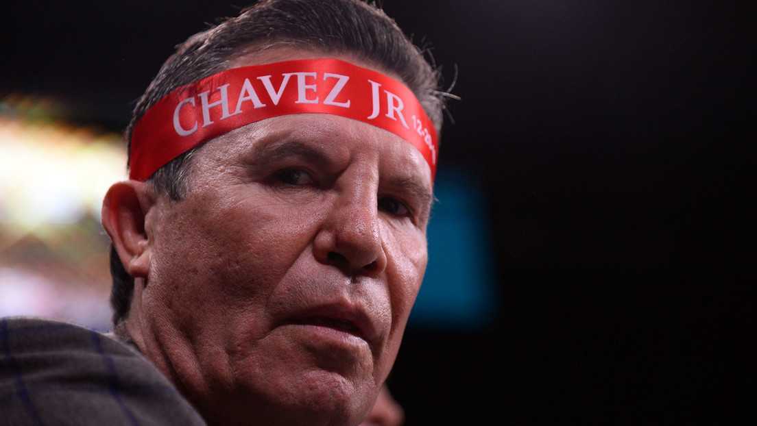 VIDEO: Julio César Chávez muestra sus habilidades a los 59 años "dándole chingazos al coronavirus"