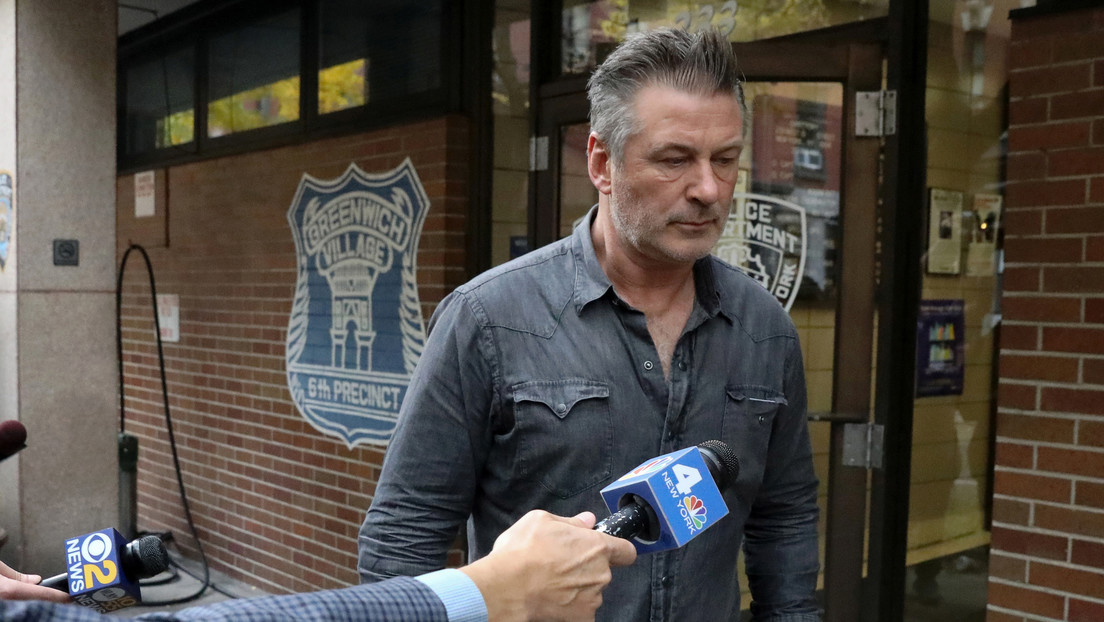 VIDEO: Alec Baldwin se enfrenta a un periodista (y este le pregunta si apretó el gatillo el día del fatídico accidente de rodaje)