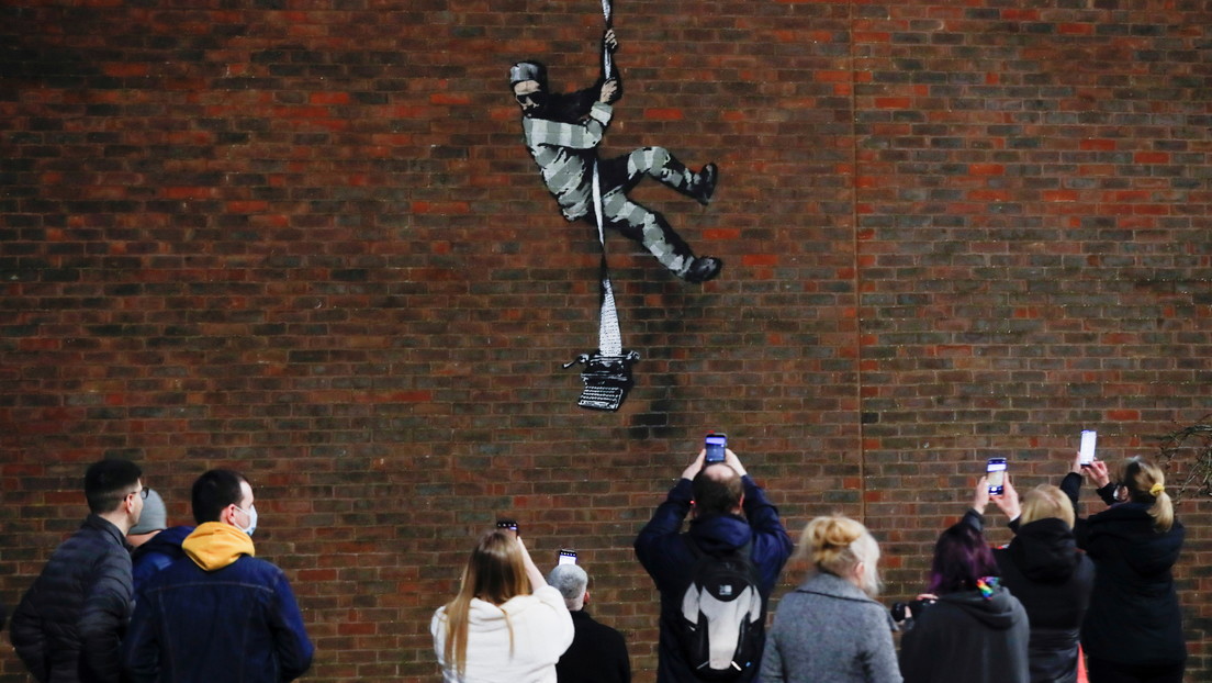 Banksy ofrece recaudar más de 13 millones de dólares para comprar la prisión donde estuvo encarcelado Oscar Wilde