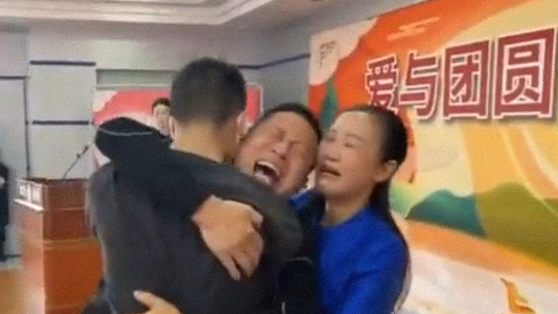 Una pareja en China se reencuentra con su hijo secuestrado después de 14 años (VIDEO)