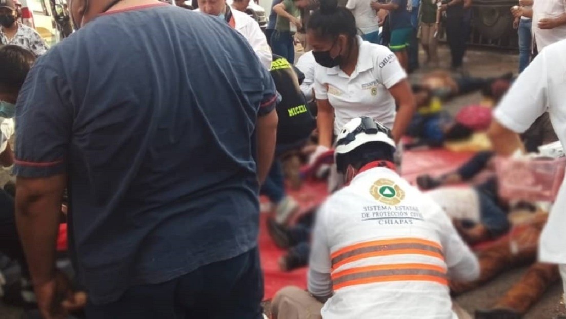Al menos 54 muertos y más de 50 heridos tras volcadura de tráiler que transportaba migrantes en el sur de México