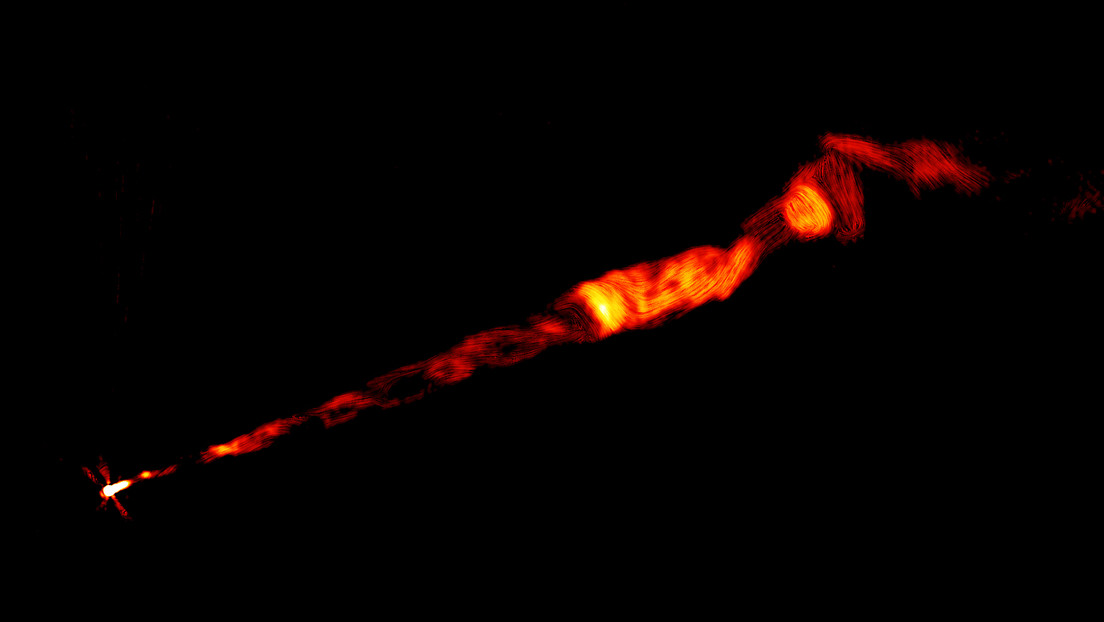 FOTO: Descubren que un chorro emitido por el primer agujero negro fotografiado tiene una estructura "similar al ADN" y se expande a 3.300 años luz