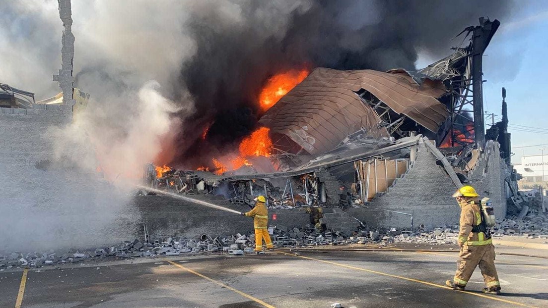 Un fuerte incendio consume una fábrica en el noreste de México (VIDEOS)