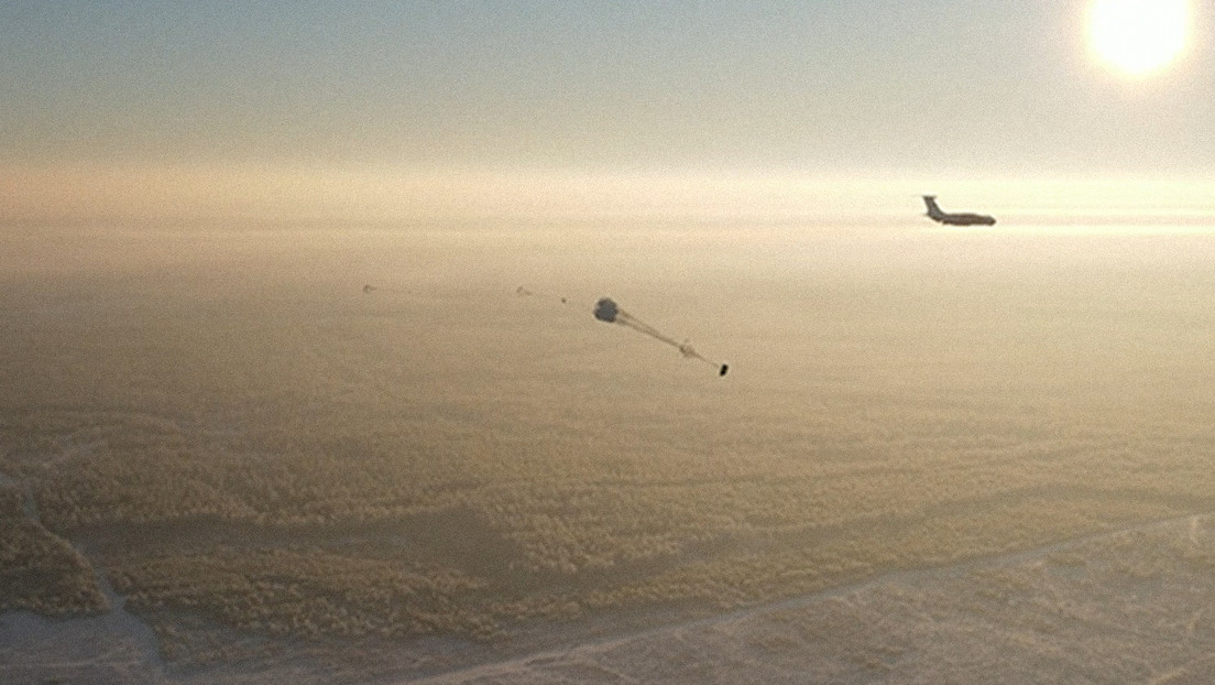 Desembarcan un vehículo de combate desde un avión de transporte militar a más de 360 kilómetros por hora
