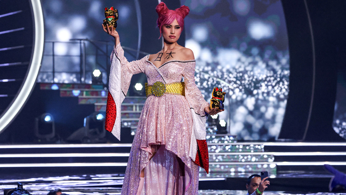 Critican el traje de Japón en Miss Universo, que mezclaba la moda urbana  con símbolos nacionales y el patrón del traje de los muertos - RT
