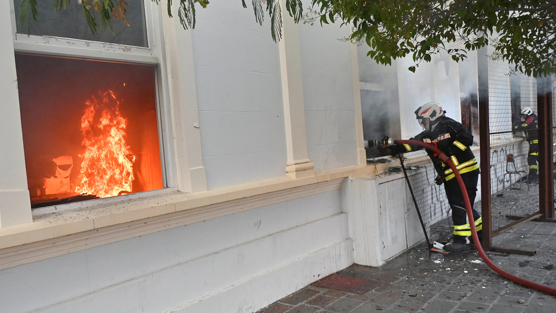 Manifestantes incendian la casa de gobierno en la provincia argentina de Chubut tras aprobarse una ley que permite la megaminería (VIDEO)