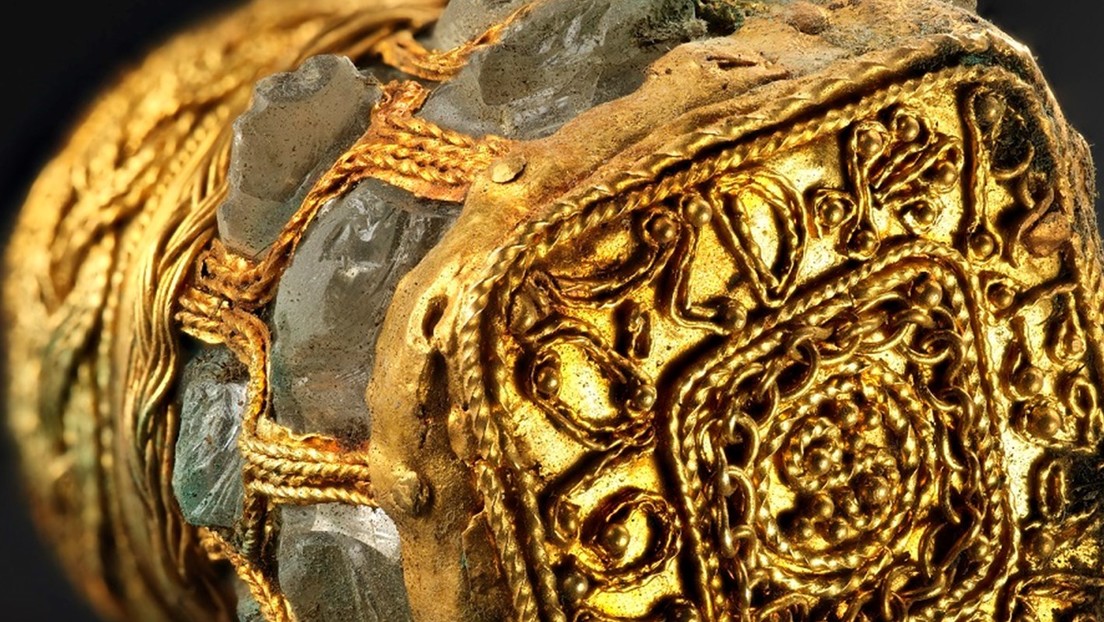 La restauración de un sorprendente tesoro vikingo hallado en Reino Unido revela un "extraordinario" frasco de cuarzo y oro de la época medieval